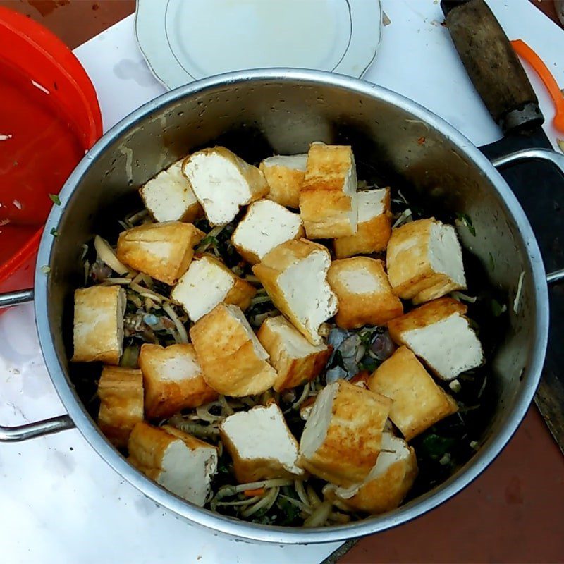 Step 3 Marinate the frog meat Frog braised with lotus root