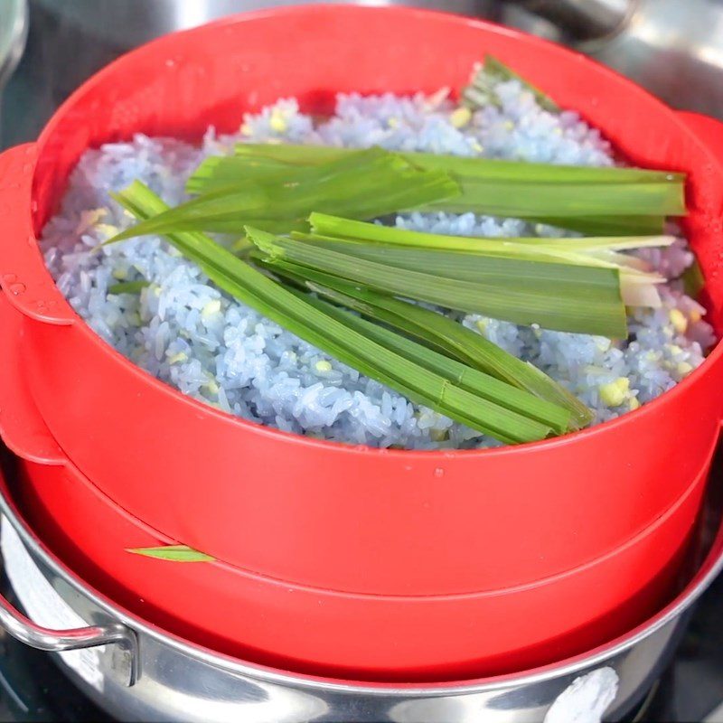 Step 4 Steaming butterfly pea flower sticky rice Butterfly pea flower sticky rice with mung beans in heart shape