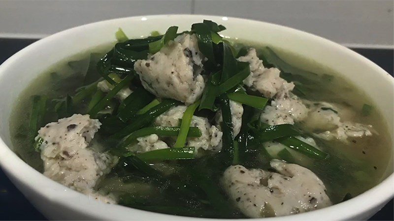 Chive soup with fish cake