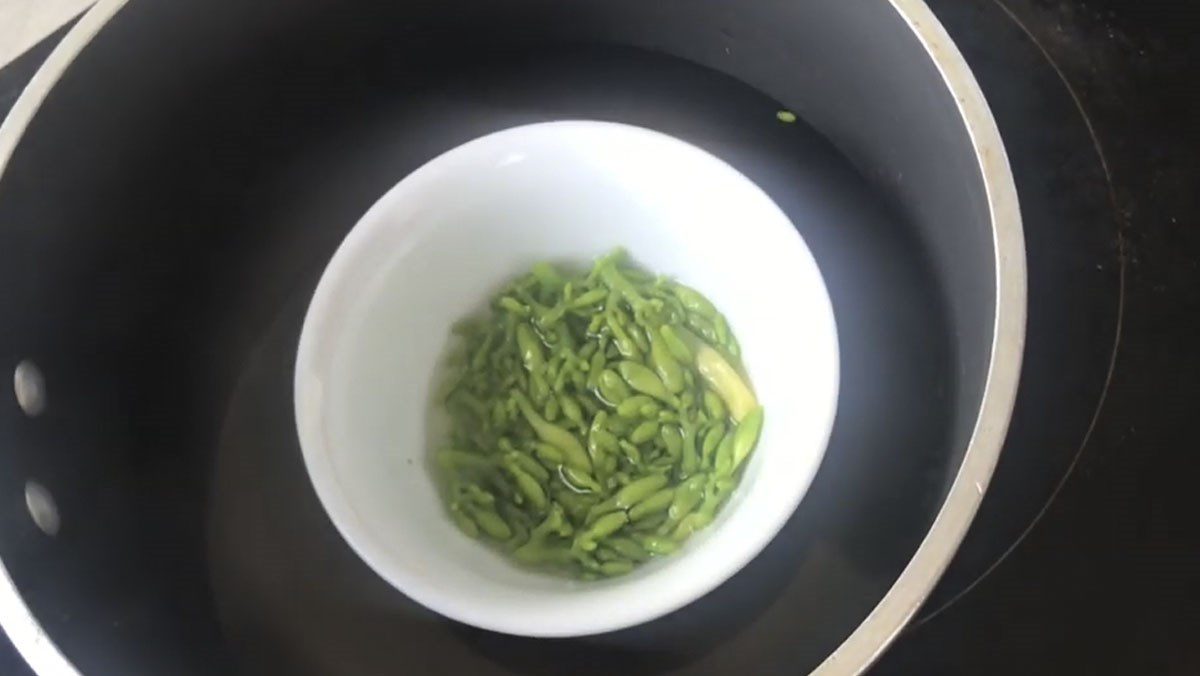 Steamed Male Papaya Flowers with Rock Sugar