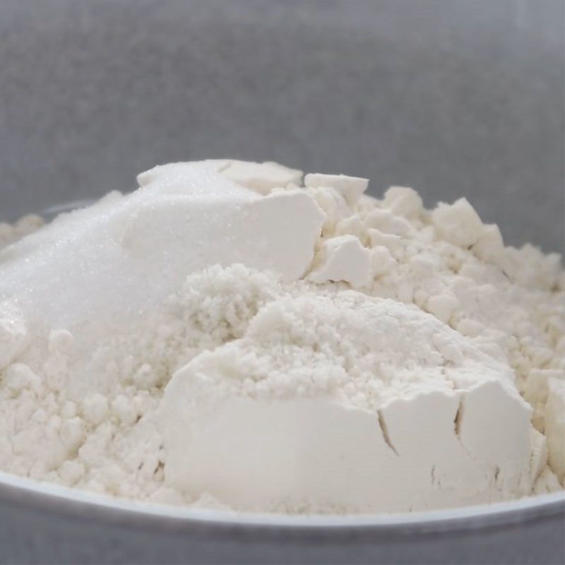 Step 1 Dissolve the milk, mix the dry flour Mini Strawberry Jam Bread