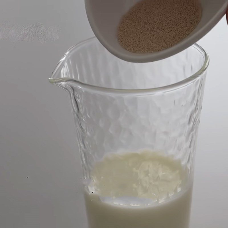 Step 1 Dissolve the milk, mix the dry flour Mini Strawberry Jam Bread