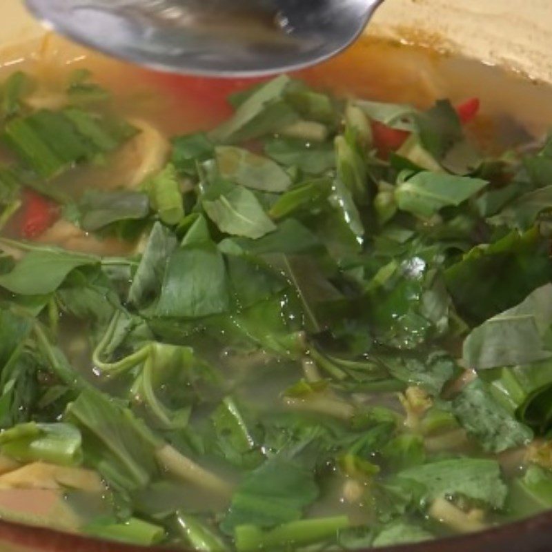 Step 4 Completion of sour fish head soup with green bananas