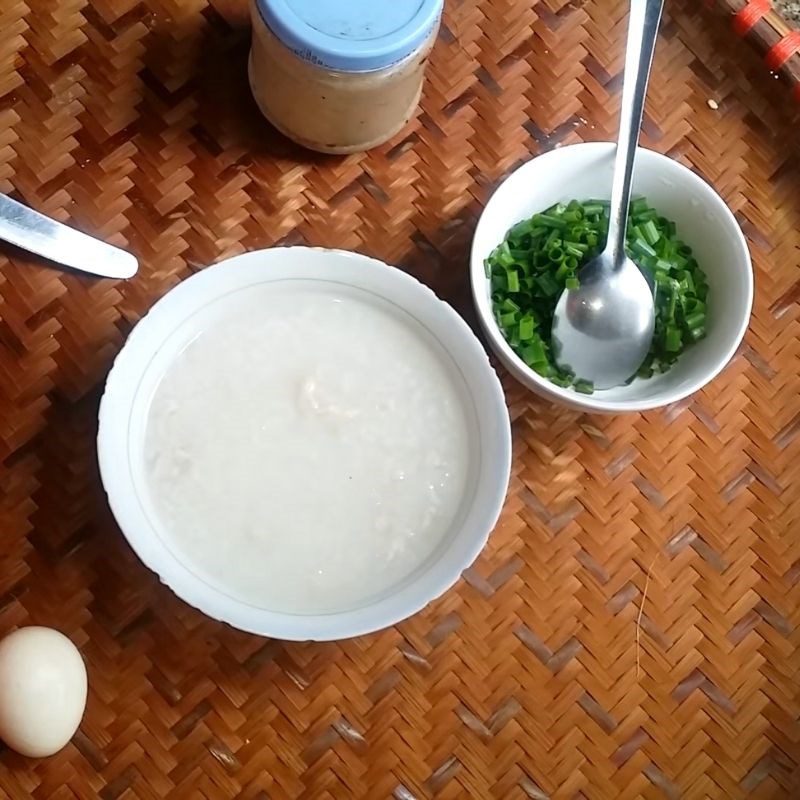 Step 4 Finish the porridge Chicken minced porridge egg