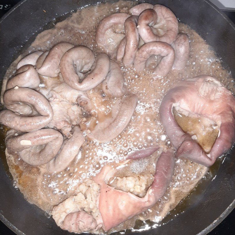 Step 4 Braised pig intestines with coconut water Pig intestines - pig stomach braised in coconut water