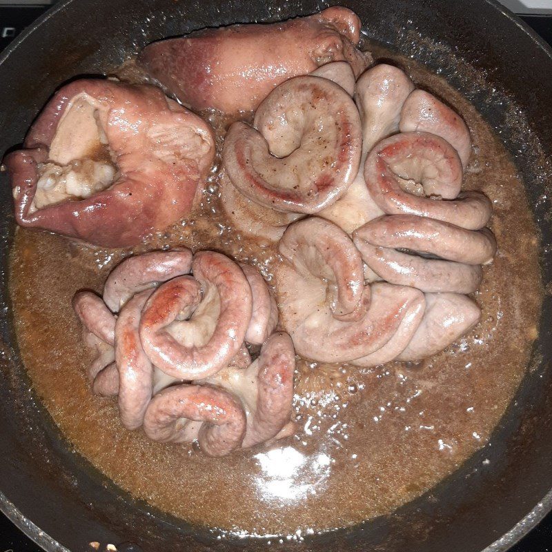 Step 4 Braised pig intestines with coconut water Pig intestines - pig stomach braised in coconut water