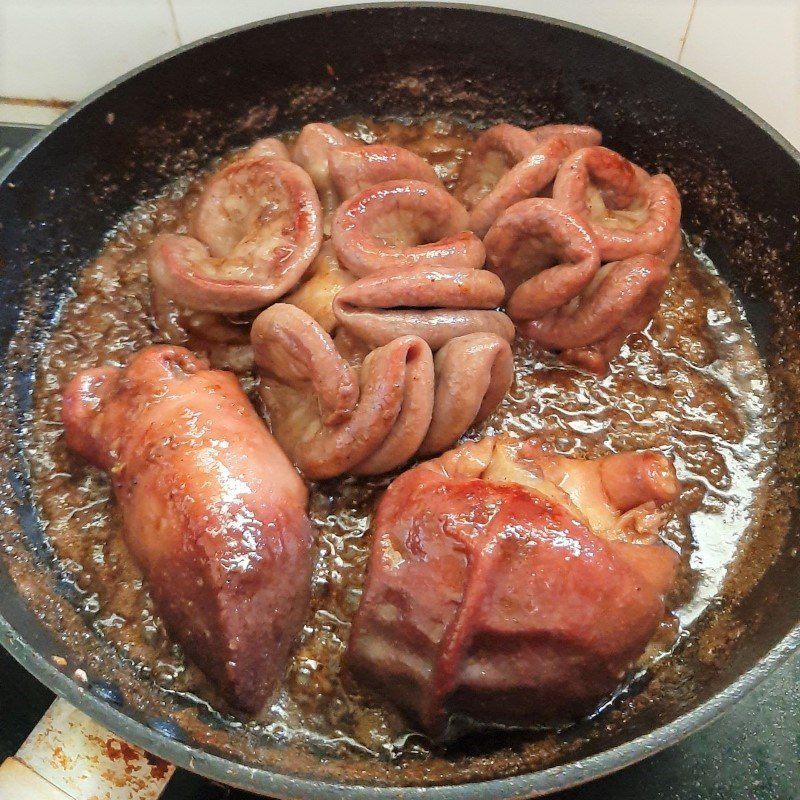 Step 4 Braised pig intestines with coconut water Pig intestines - pig stomach braised in coconut water