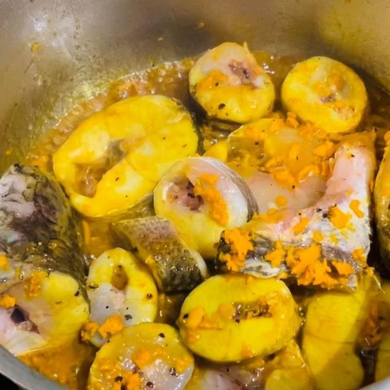 Step 2 Stew fish Snakehead fish stewed with turmeric