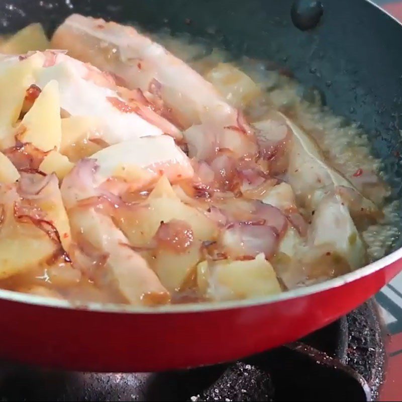 Step 3 Braised fish Braised salmon belly with pineapple