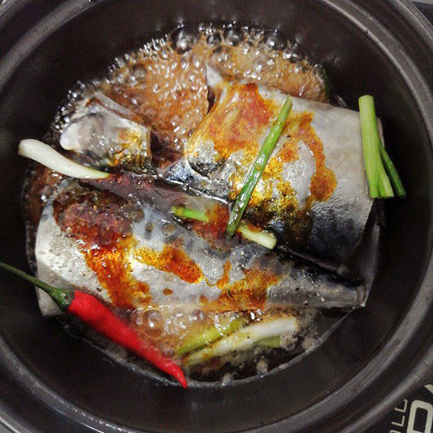 Step 3 Simmer the fish Mackerel simmered with shallots and chili