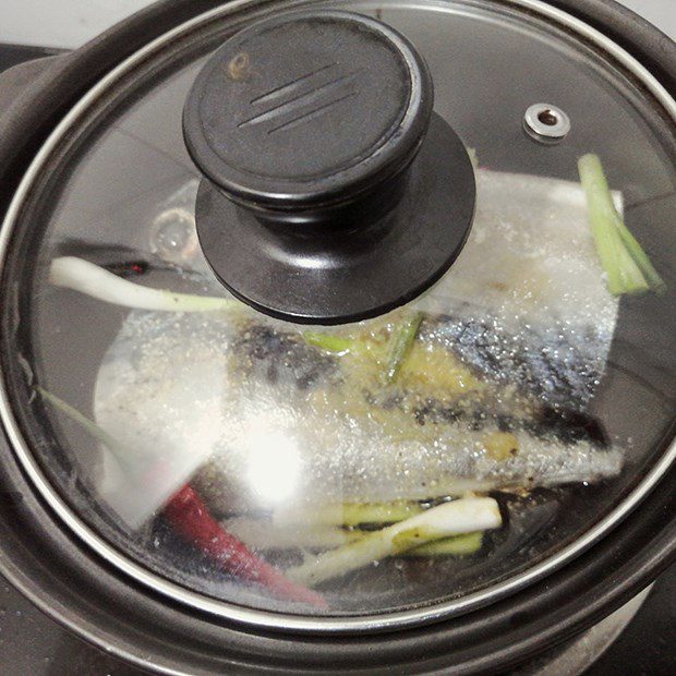 Step 3 Simmer the fish Mackerel simmered with shallots and chili