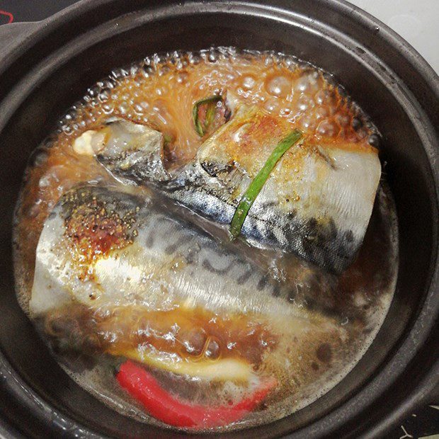 Step 3 Simmer the fish Mackerel simmered with shallots and chili