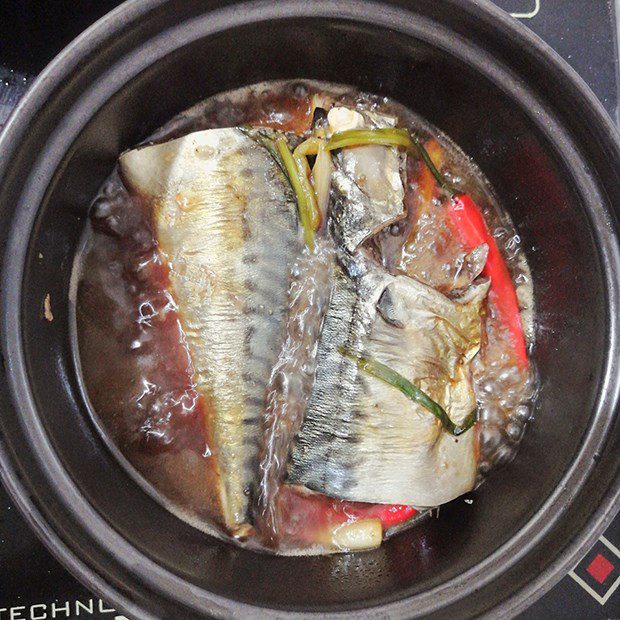 Step 3 Simmer the fish Mackerel simmered with shallots and chili