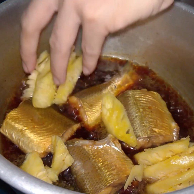 Step 4 Braised Mackerel with Pineapple