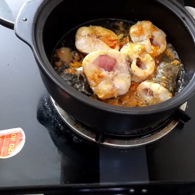 Step 3 Cooking fish Snakehead fish cooked with green bananas and turmeric