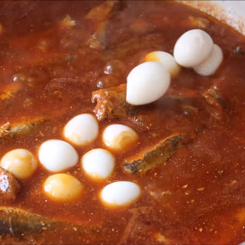 Step 3 Braised fish Canned sardines braised with quail eggs