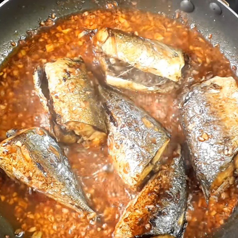 Step 3 Cook the fish with lemongrass and chili