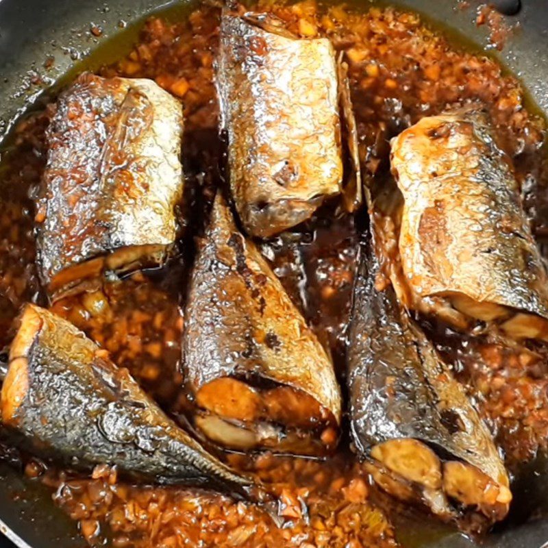 Step 3 Cook the fish with lemongrass and chili