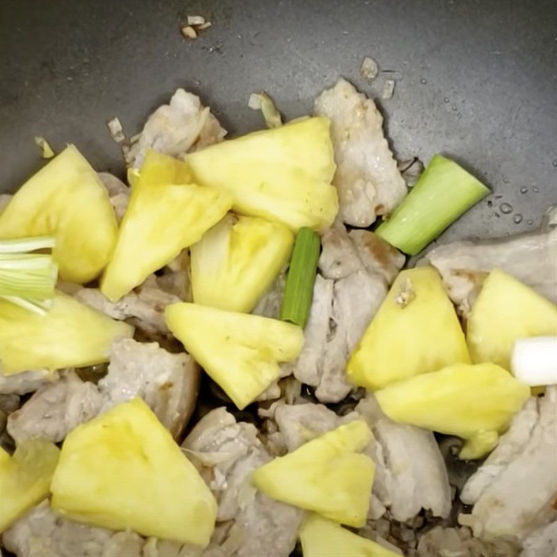 Step 4 Arranging ingredients Braised mackerel with pineapple