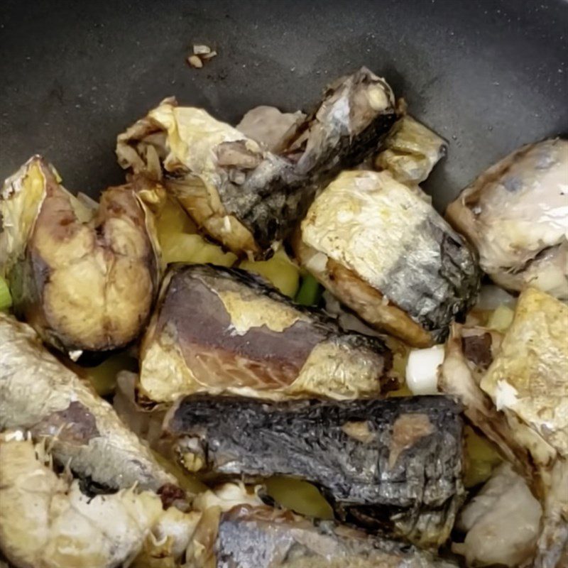 Step 4 Arranging ingredients Braised mackerel with pineapple