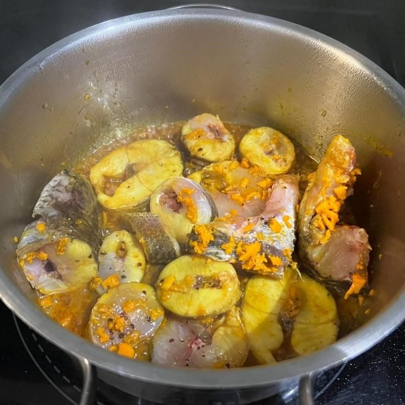 Step 2 Stew fish Snakehead fish stewed with turmeric