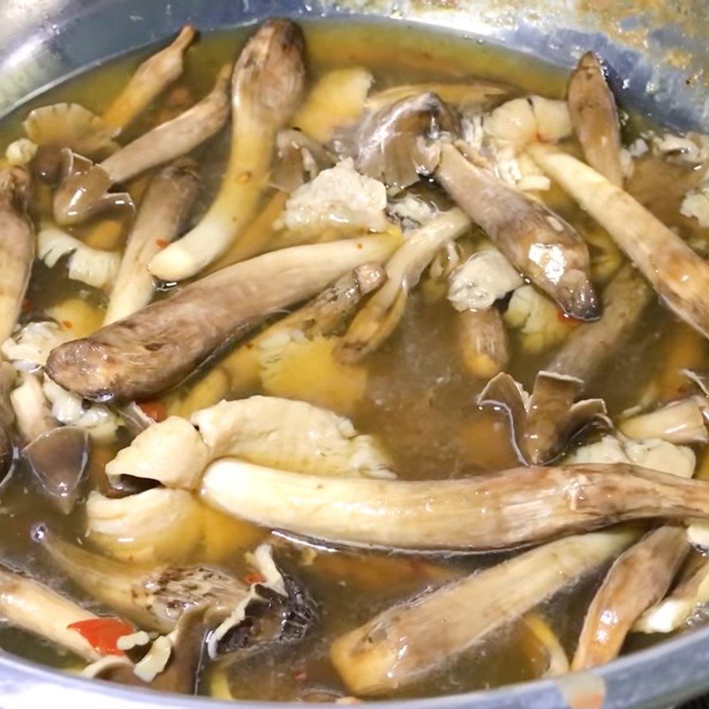 Step 2 Braised mushrooms with shrimp salt