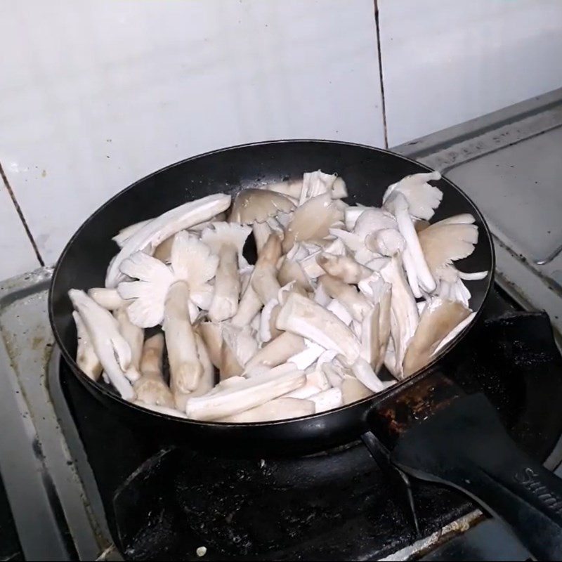 Step 2 Stir-fried mushrooms