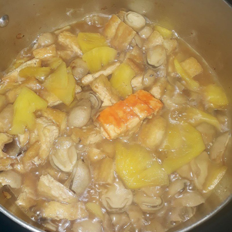 Step 3 Stewed straw mushrooms with fermented tofu Stewed straw mushrooms with tofu and fermented tofu