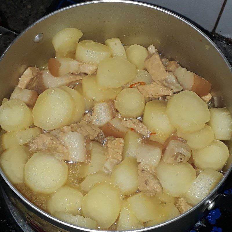 Step 3 Braised pork belly with radish Braised pork belly with white radish using dark soy sauce