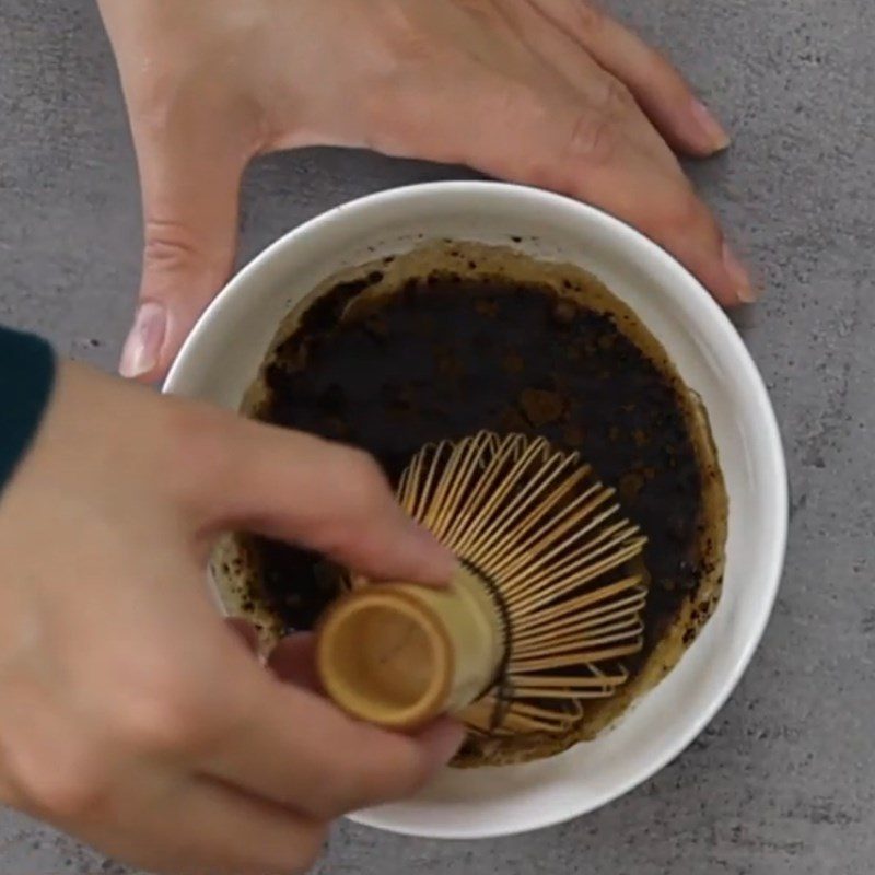 Step 1 Stirring houjicha powder Hojicha latte (Houjicha latte) oat milk