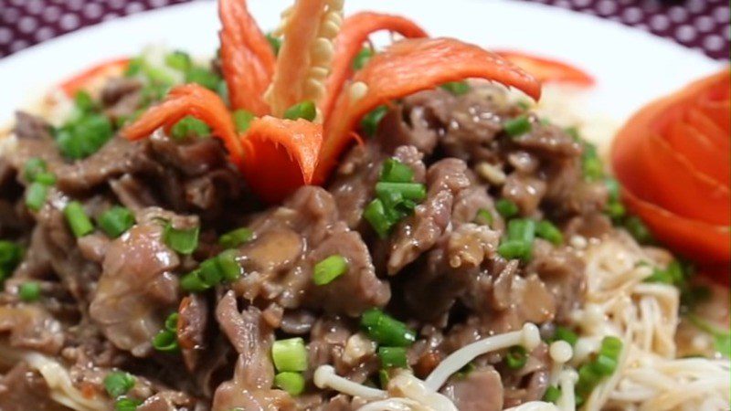 Stir-fried beef with enoki mushrooms