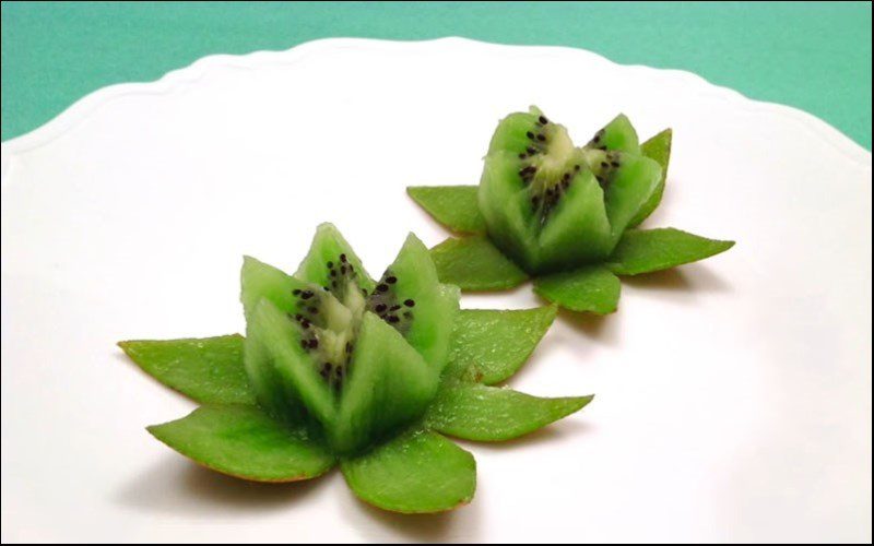 Green lotus from kiwi fruit