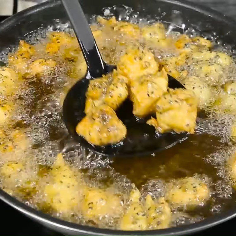 Step 3 Frying catfish fillet with sesame