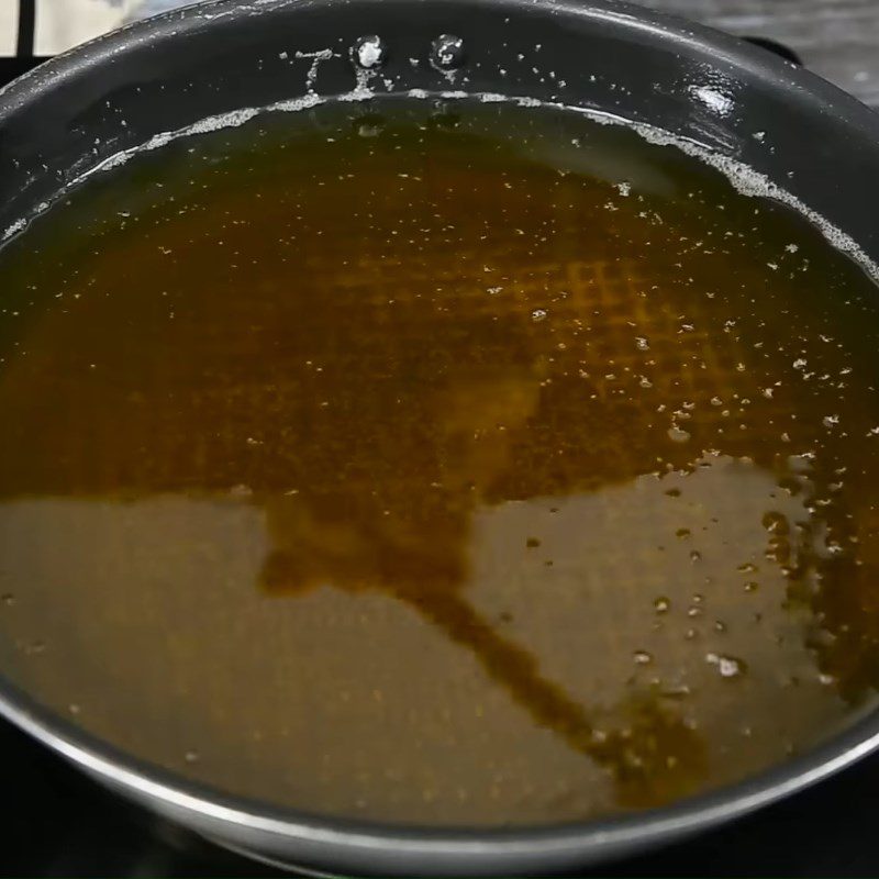 Step 3 Frying catfish fillet with sesame