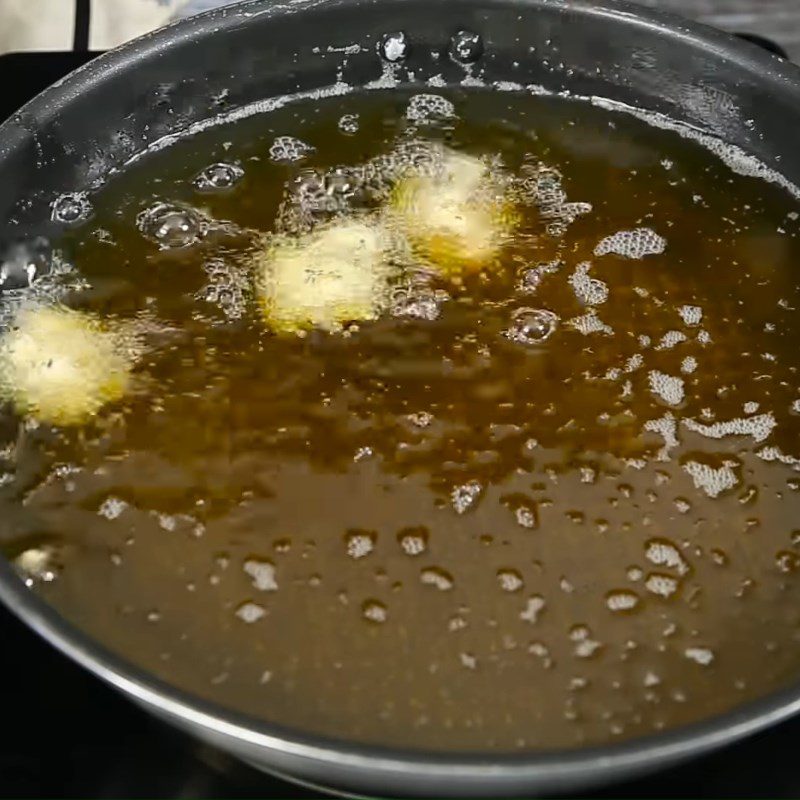 Step 3 Frying catfish fillet with sesame