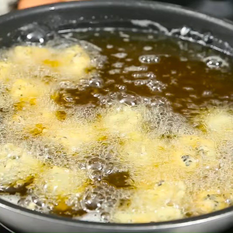 Step 3 Frying catfish fillet with sesame