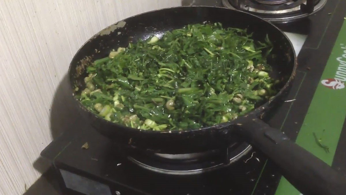 Stir-fried papaya leaves with garlic