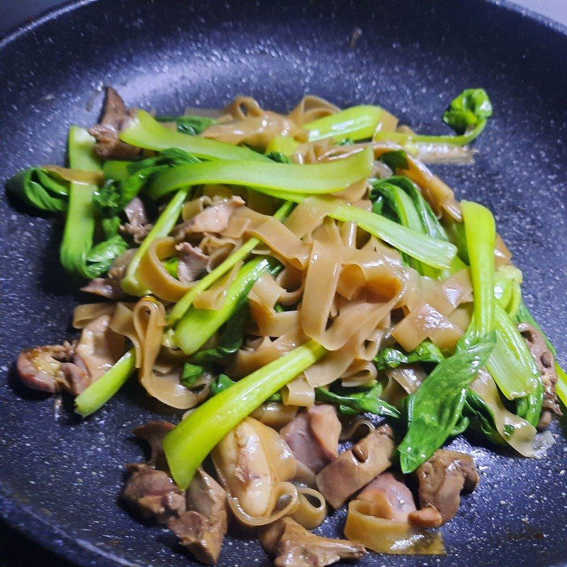 Step 2 Stir-fried rice noodle with chicken intestines Stir-fried rice noodle with chicken intestines