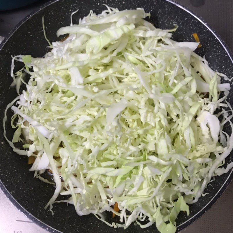 Step 3 Make stir-fried cabbage with carrot Stir-fried cabbage with carrot