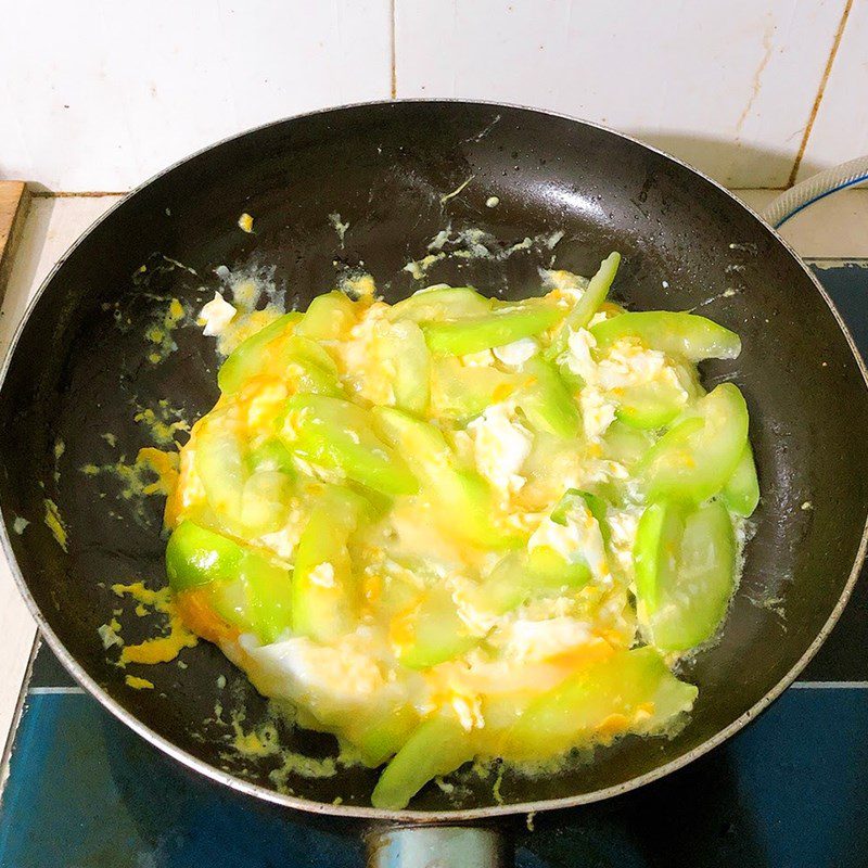 Step 2 Stir-fried gourd with eggs Stir-fried gourd with eggs