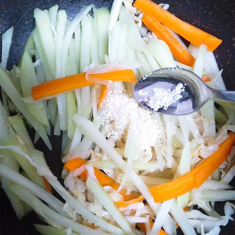 Step 3 Making stir-fried noodles with beef Stir-fried noodles with beef