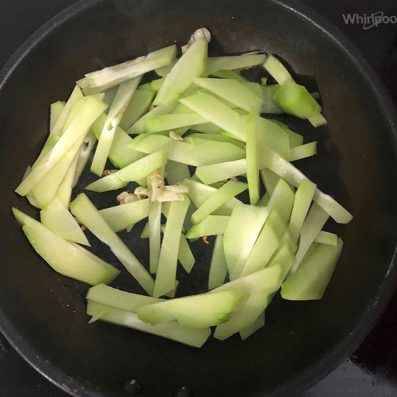 Step 2 Make canned fish stir-fried with chayote Canned fish stir-fried with chayote