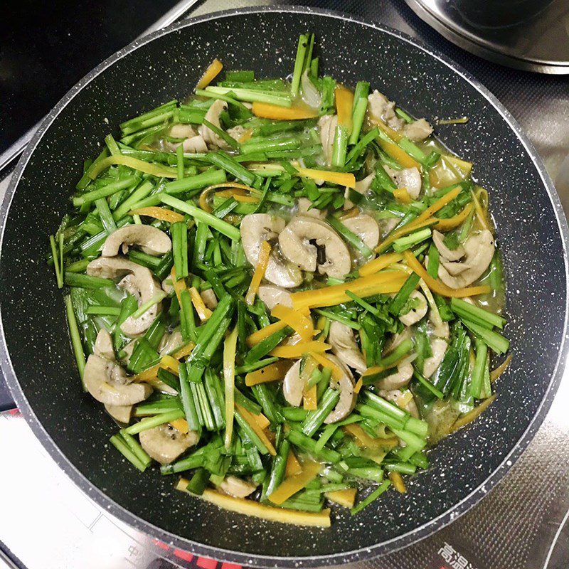 Step 3 Stir-fried pig kidneys with chives and bean sprouts