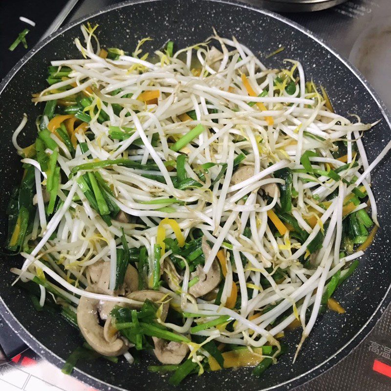 Step 3 Stir-fried pig kidneys with chives and bean sprouts