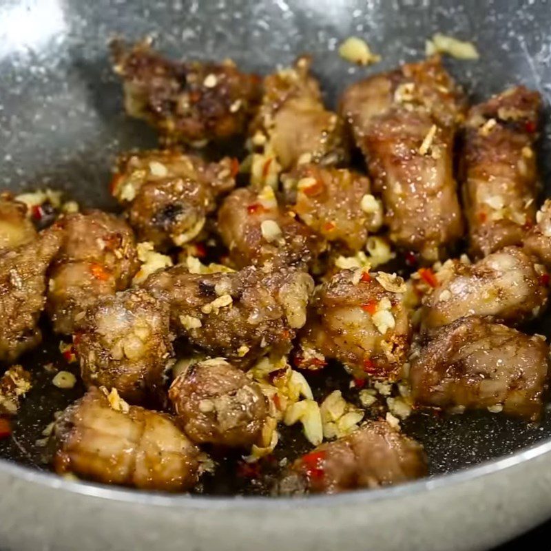 Step 3 Making fried chicken necks with five flavors Chicken necks fried with five flavors in a pan