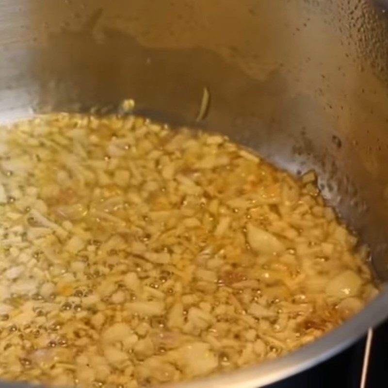 Step 6 Making garlic onion oil for dry noodle with BBQ pork