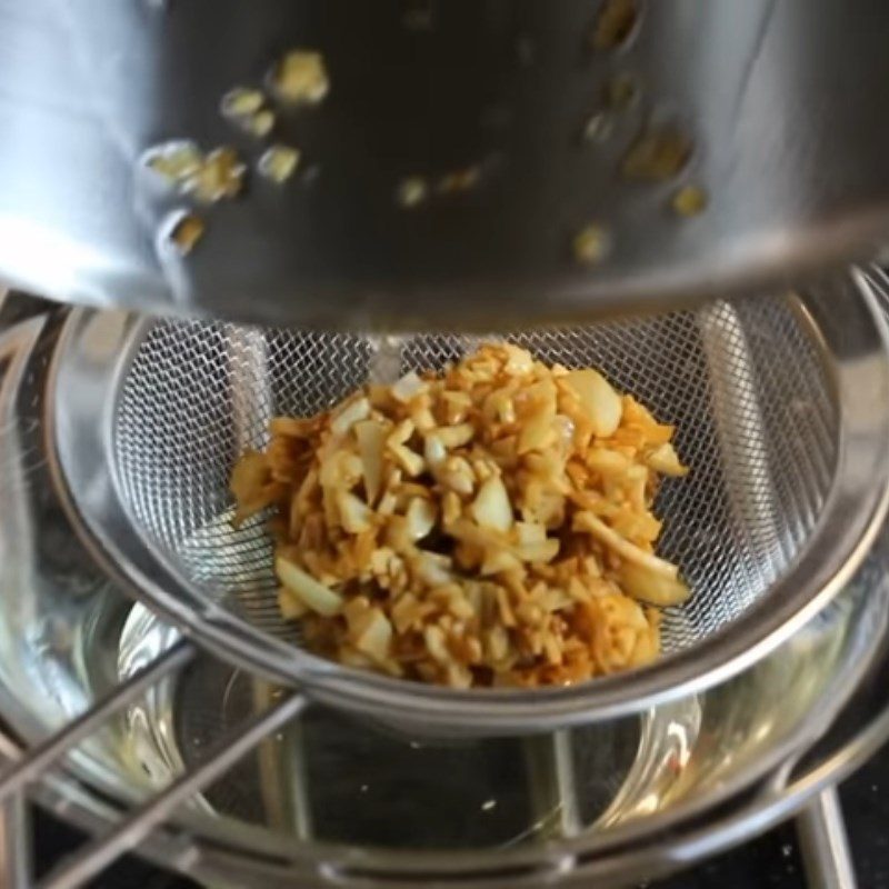 Step 6 Making garlic onion oil for dry noodle with BBQ pork