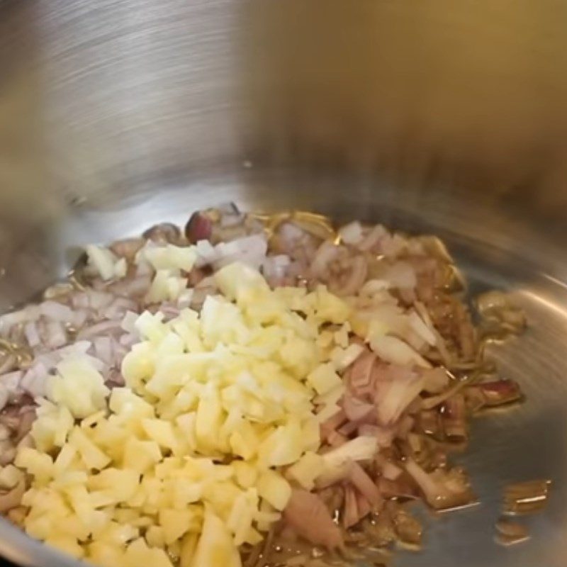 Step 6 Making garlic onion oil Dry noodles with char siu