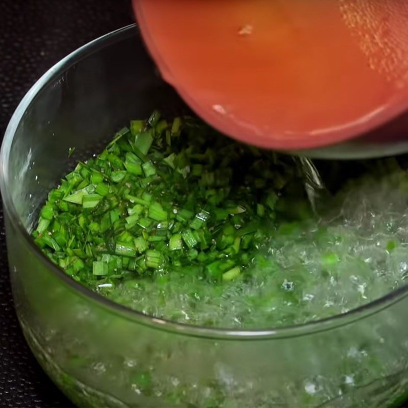 Step 5 Make chive oil for vegetarian rice noodle topping