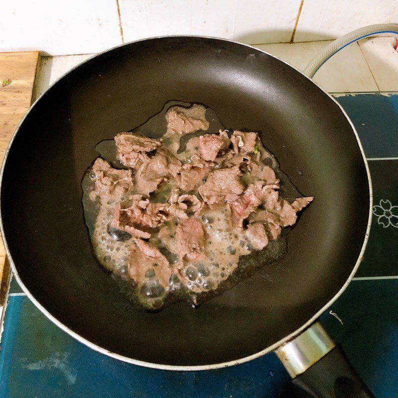 Step 2 Make stir-fried green beans with beef Stir-fried beef with green beans